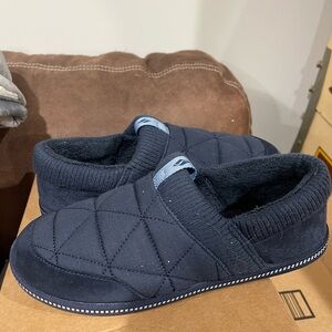Sale!! Skechers navy slipper’s quilted sz 6.5